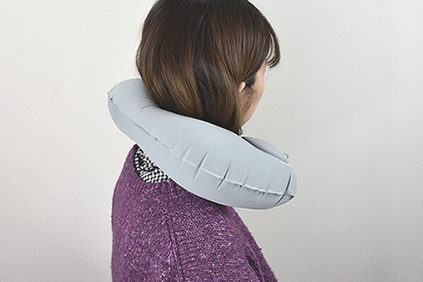 スリコ（3COINS）「ポンプ式ネックピロー」はプッシュするだけで膨らむ！　たためば持ち運びもコンパクトにの画像6