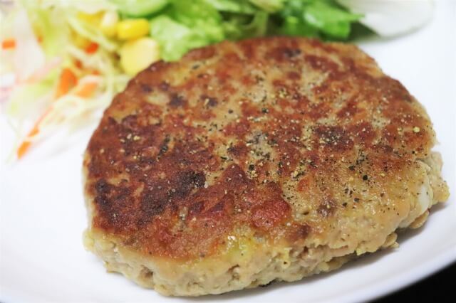 3スーパーの冷凍＆チルド「チーズインハンバーグ」食べ比べ！　西友1個108円の味わい深さに揺さぶられた!!の画像3