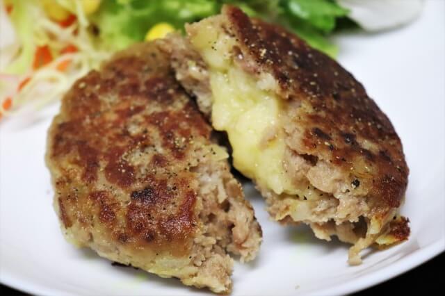 3スーパーの冷凍＆チルド「チーズインハンバーグ」食べ比べ！　西友1個108円の味わい深さに揺さぶられた!!の画像4