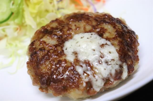 3スーパーの冷凍＆チルド「チーズインハンバーグ」食べ比べ！　西友1個108円の味わい深さに揺さぶられた!!の画像9