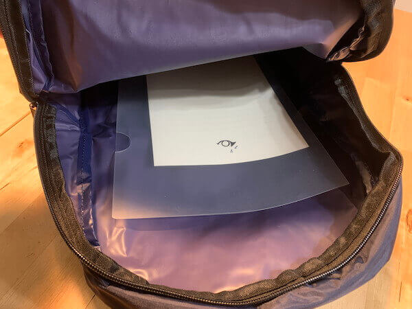 中の様子。A4クリアファイルは楽々入る。