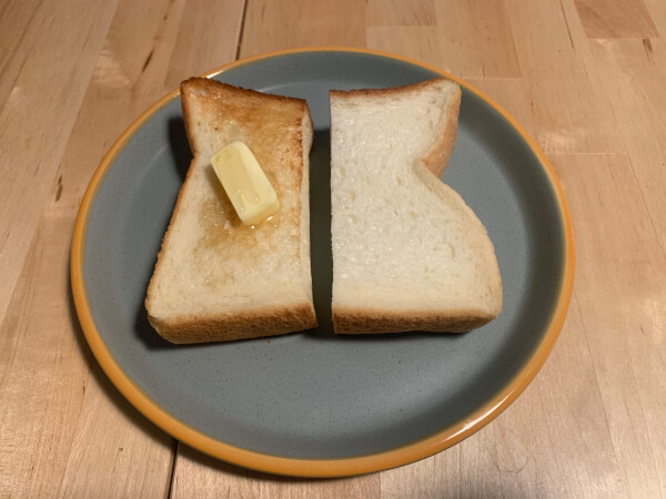 忠み「忠みの極み 角食」生とトースト（C）サイゾーウーマン