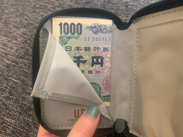 札は挟み込みタイプ(C)サイゾーウーマン