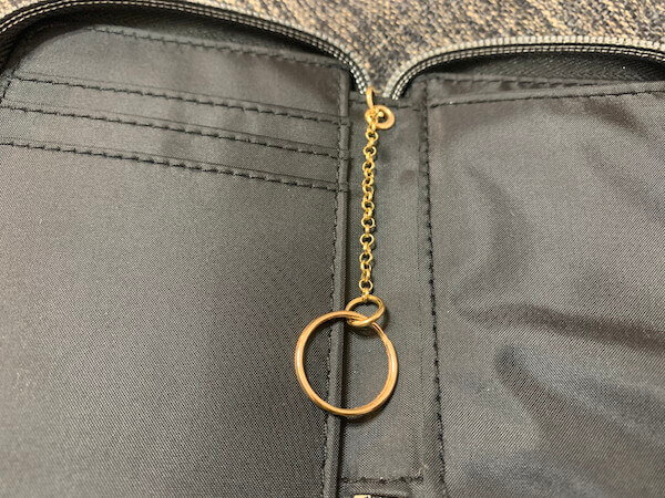 中央に鍵を付けられるリングが付いている