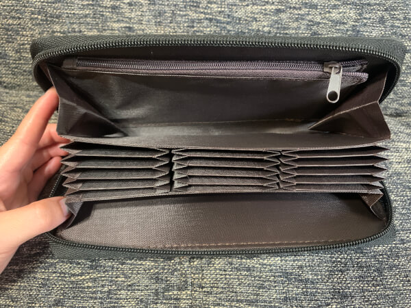 ポリエステル素材なので汚れも拭き取れる（C）サイゾーウーマン