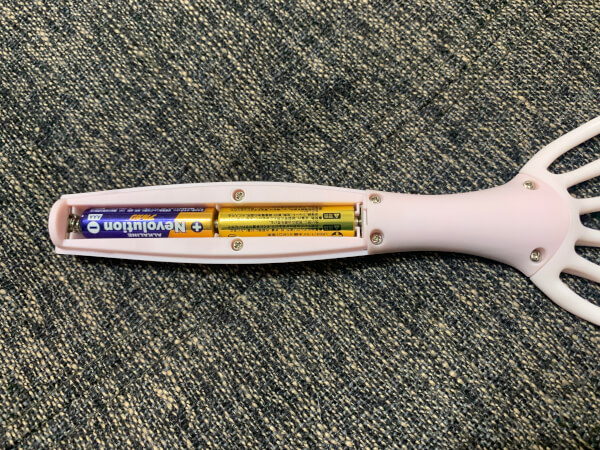 電池のふたは簡単に開きました（C）サイゾーウーマン