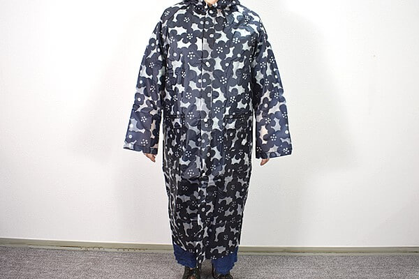 スリコ（3COINS）「フロストレインコートデイジー柄：Lサイズ」はバッグ付きで持ち運びやすい！　大人っぽい色味の花柄がキュートの画像3