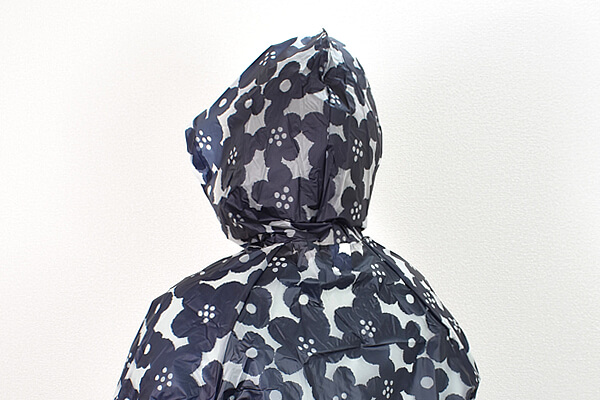 スリコ（3COINS）「フロストレインコートデイジー柄：Lサイズ」はバッグ付きで持ち運びやすい！　大人っぽい色味の花柄がキュートの画像5