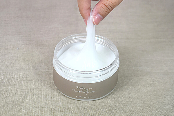 スリコ（3COINS）「粘着クリーナー」がまるでスライム!?　やわらかいジェルがホコリをすっきり除去の画像2