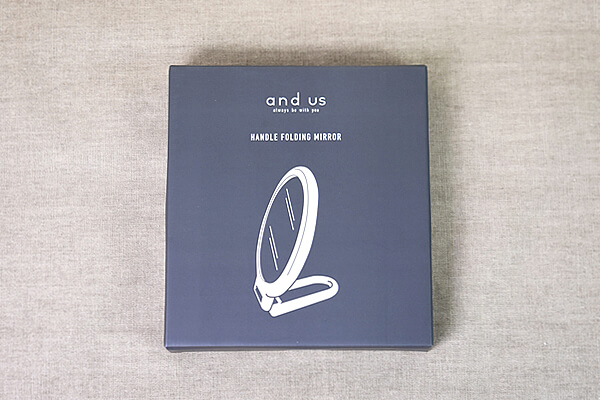 スリコ（3COINS）「and us 持ち手折り畳みミラー」は細かな肌荒れまでハッキリ！　自立＆壁掛けできて使いやすいの画像1