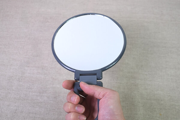 スリコ（3COINS）「and us 持ち手折り畳みミラー」は細かな肌荒れまでハッキリ！　自立＆壁掛けできて使いやすいの画像3