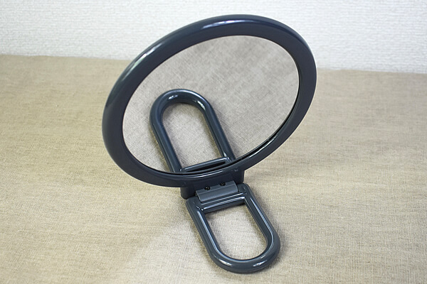 スリコ（3COINS）「and us 持ち手折り畳みミラー」は細かな肌荒れまでハッキリ！　自立＆壁掛けできて使いやすいの画像5