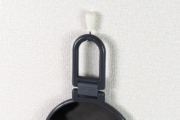 スリコ（3COINS）「and us 持ち手折り畳みミラー」は細かな肌荒れまでハッキリ！　自立＆壁掛けできて使いやすいの画像6