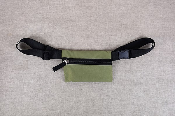 スリコ（3COINS）「ペット用サコッシュ」を背負った姿がかわいすぎる!?　散歩必需品も入って機能性もバッチリ！の画像3