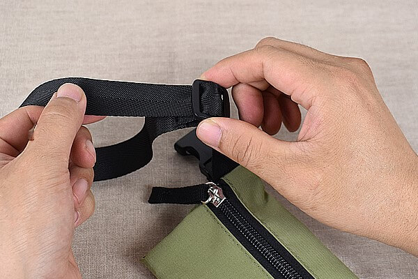 スリコ（3COINS）「ペット用サコッシュ」を背負った姿がかわいすぎる!?　散歩必需品も入って機能性もバッチリ！の画像4