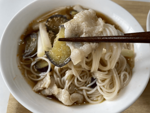 この夏、もう一度リピしたいレシピ決定！　【ナスと豚バラのそうめん】は食欲爆進、ラー油がピリッと効いてる！の画像6