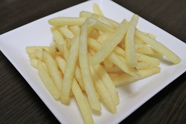 冷凍フライドポテト、3社ガチ食べ比べ！　超高コスパ・業務スーパー超えのおすすめは？【採点表付き】