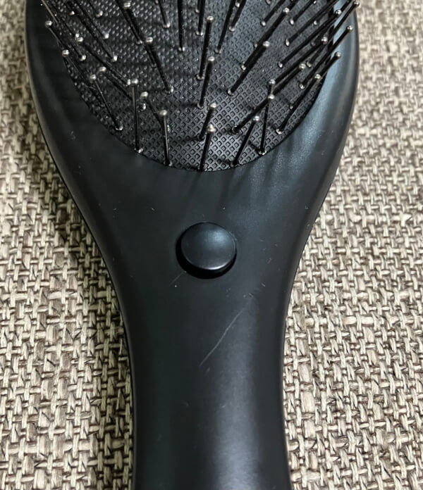 ボタンの色もブラックでシンプル（C）サイゾーウーマン