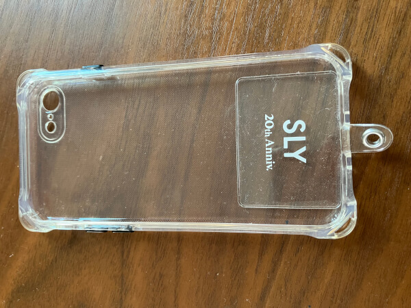 チェーンを外して、ホルダーシートをスマホケースの充電穴に差し込む（C）サイゾーウーマン