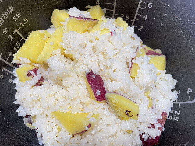 炊飯器にポイっとするだけ！　【さつま芋を丸ごと入れたバター飯】はズボラ時短レシピで子どもの胃袋もガッチリのおいしさ！の画像5