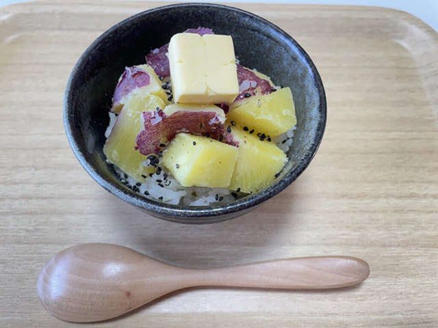 炊飯器にポイっとするだけ！　【さつま芋を丸ごと入れたバター飯】はズボラ時短レシピで子どもの胃袋もガッチリのおいしさ！の画像6