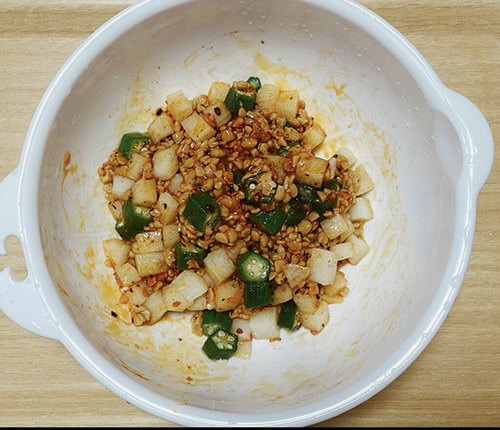 桃屋の食べるラー油で、お手軽な居酒屋おつまみ【ネバネバ小鉢】を作ってみた！　米も酒も進む濃厚な味に胃袋が唸る！