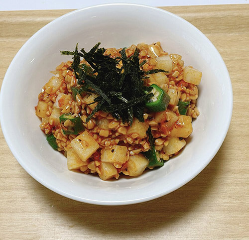 桃屋の食べるラー油で、お手軽な居酒屋おつまみ【ネバネバ小鉢】を作ってみた！　米も酒も進む濃厚な味に胃袋が唸る！