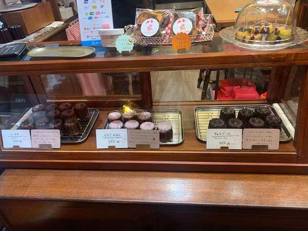 中はモチモチ、外はカリカリ……大阪で人気の「カヌレ」食べ比べ！　「甘いのが苦手な人」にもオススメできる一品は？