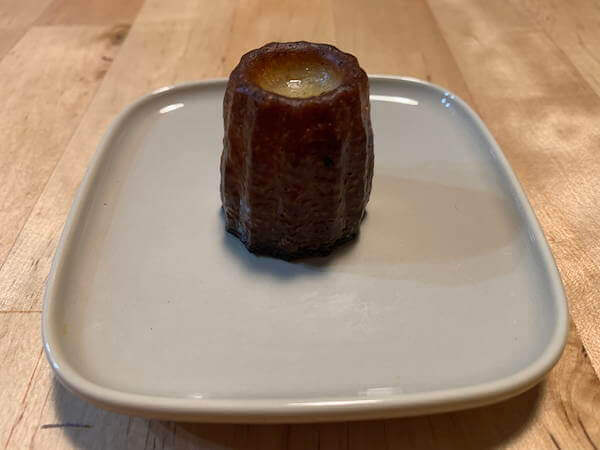 中はモチモチ、外はカリカリ……大阪で人気の「カヌレ」食べ比べ！　「甘いのが苦手な人」にもオススメできる一品は？