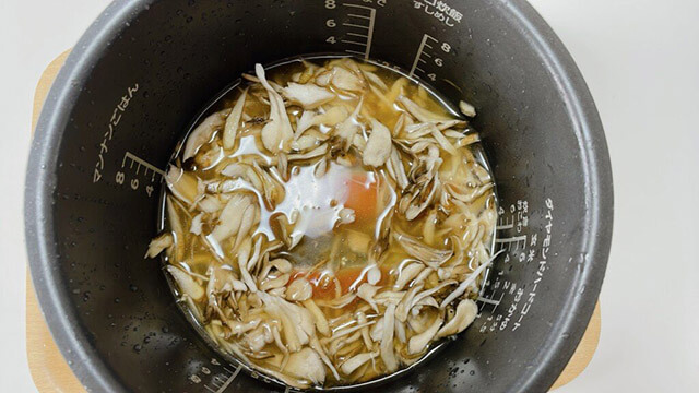 『きのう何食べた？』レシピ【鮭とゴボウの炊き込みご飯】完全再現！　入れて炊くだけ、時短で香り豊かな旅館の味が完成の画像2