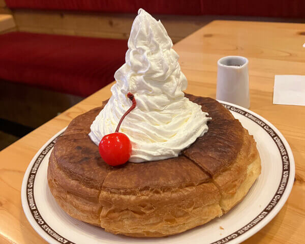コメダ珈琲の人気メニュー「シロノワール」裏技4選！　地元民驚がく「ソフトクリームデラ盛り」とは？