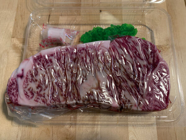 ロピアの「お肉自販機」とは? 2,000円の「和牛ステーキガチャ」に挑戦、大当たりは出るのか?