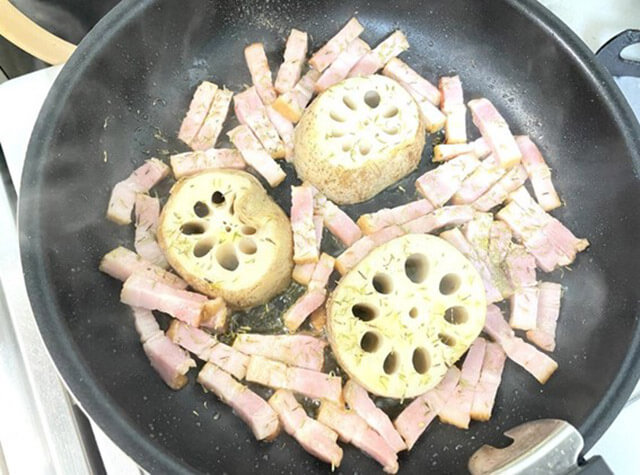 タサン志麻【れんこんステーキ】は、ホックホクでベーコンのうまみが◎! 時間はかかるけど作ってみる価値アリ