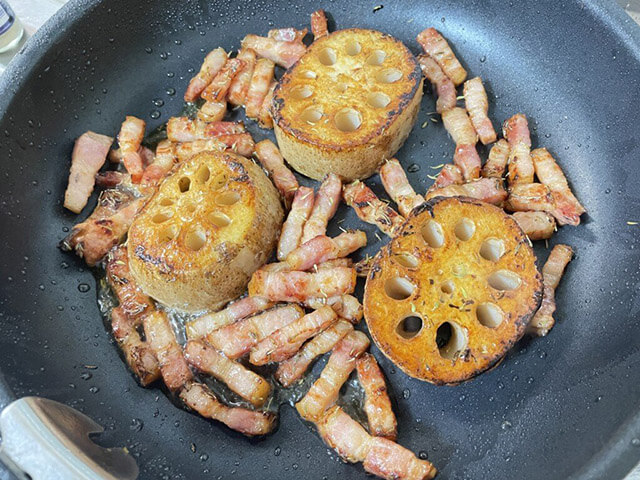 タサン志麻【れんこんステーキ】は、ホックホクでベーコンのうまみが◎! 時間はかかるけど作ってみる価値アリ