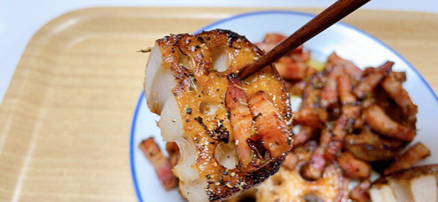 タサン志麻【れんこんステーキ】は、ホックホクでベーコンのうまみが◎！　時間はかかるけど作ってみる価値アリ