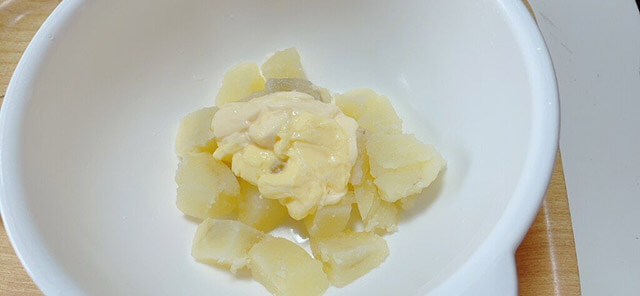 業務スーパー「ちょっと贅沢なとろけるプリン」でポテトサラダを作ってみた！　予想しなかった結果に感動