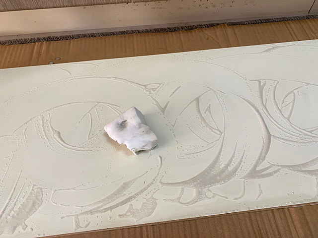 片付け専門家が「古い棚」を簡単DIY！　セリアのリメイクシートで傷や汚れを隠す方法の画像6