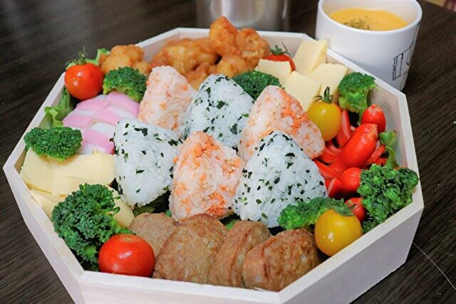 業務スーパー、700円以下で作る「激安ピクニック弁当」！　節約料理研究家が選ぶ10商品とは？