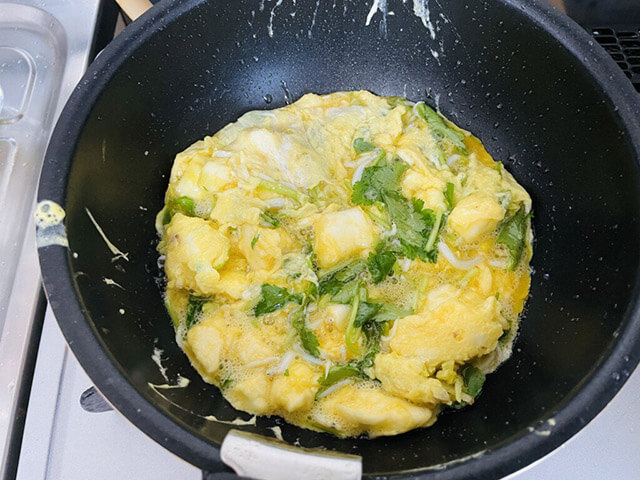 平野レミ【ふわふわ卵焼き】は5分で作れる！　「ポリ袋ではんぺんを潰す」斬新なレシピ