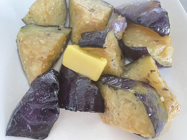 『家事ヤロウ!!!』業スーの揚げなす乱切りレシピを再現！　【茄子バタ丼】は5分でできて満足感◎