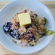 『家事ヤロウ!!!』業スーの揚げなす乱切りレシピを再現！　【茄子バタ丼】は5分でできて満足感◎