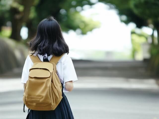 リュックを背負った女子中学生の画像