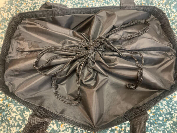 中身を落とさないのも◎（C）サイゾーウ「ディーン＆デルーカ 保冷機能付き デイリーBIGトート」の巾着部分の画像