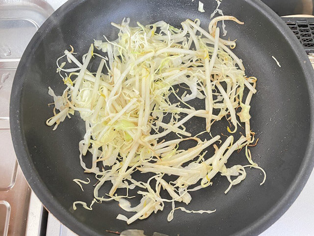 やみつきキャベツ塩ラーメンの写真