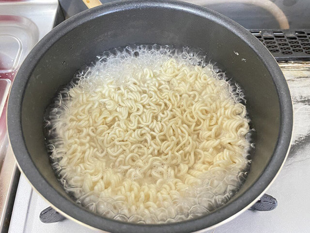 やみつきキャベツ塩ラーメンの写真