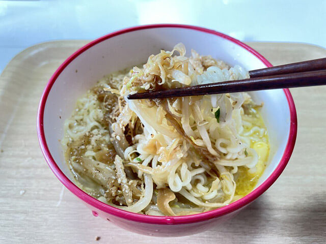 やみつきキャベツ塩ラーメンの写真