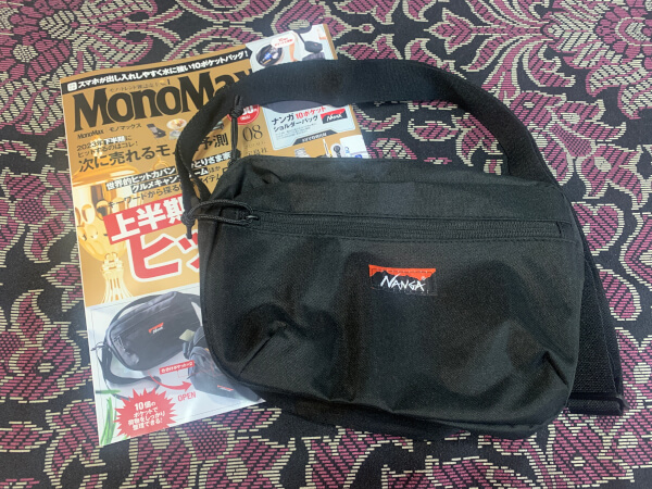 「MonoMax」（宝島社）8月号と付録の「ナンガ 10ポケットショルダーバッグ」の画像