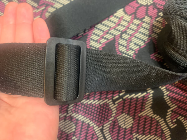 「MonoMax」（宝島社）8月号付録「ナンガ 10ポケットショルダーバッグ」の持ち手の画像