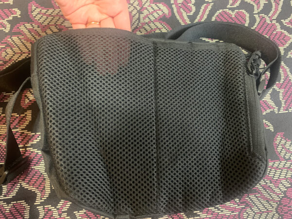 「MonoMax」（宝島社）8月号付録「ナンガ 10ポケットショルダーバッグ」の背面の画像