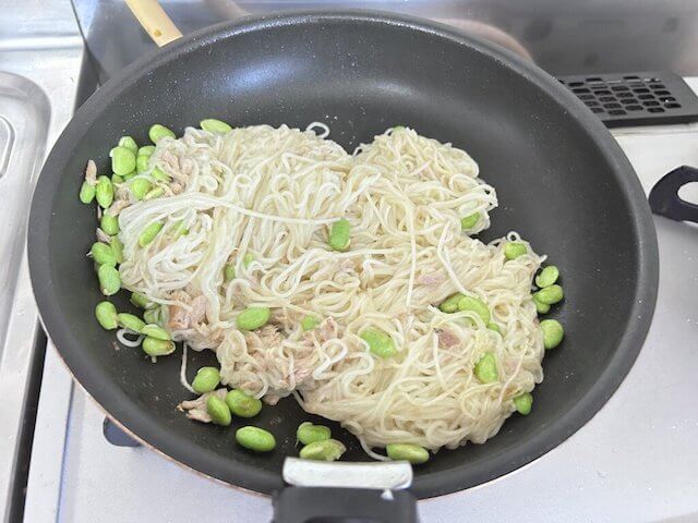 枝豆そうめんチャンプルーを炒める画像